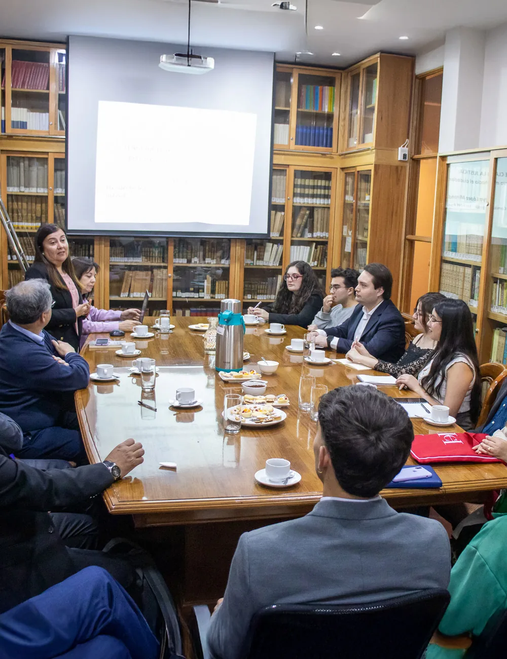 Profesionales reunidos alrededor de una mesa en una sala de lectura