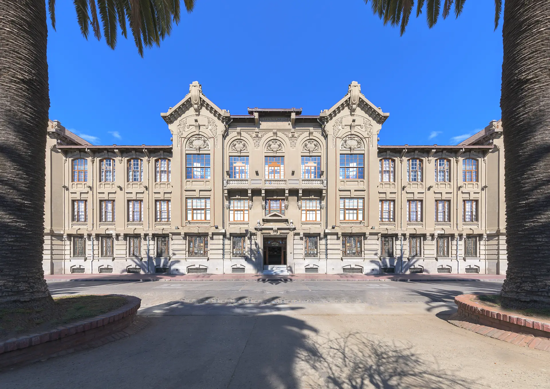 Fachada histórica de la Facultad de Derecho de la Pontificia Universidad Católica de Valparaíso